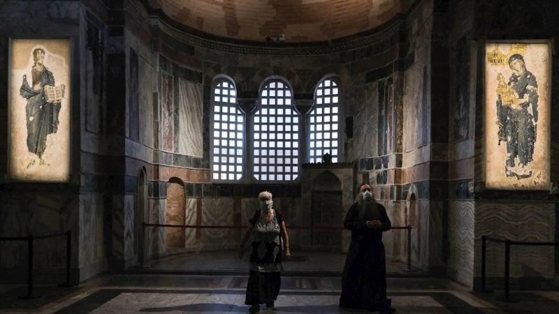 Un sacerdote y una mujer visitan el Museo de Chora (Kariye) o la iglesia ortodoxa griega bizantina en Estambul, Turquía. EFE / EPA / SEDAT SUNA