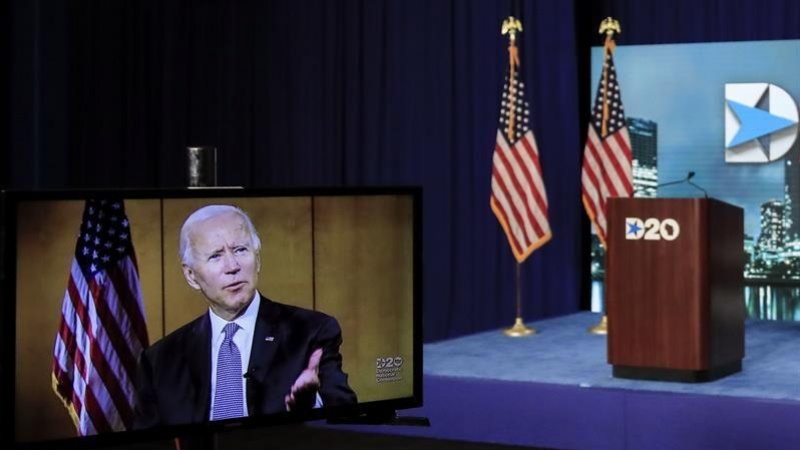 En la imagen, se muestra al exvicepresidente, Joe Biden, en una pantalla frente al escenario vacío durante la primera Convención Demócrata virtual , el 20 de agosto del 2020. EFE/EPA/TANNEN MAURY