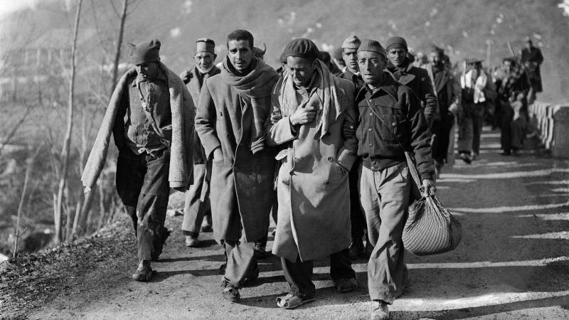 Fotografía de febrero de 1939 que muestra a combatientes republicanos que llegan a Francia tras huir de España, en los meses finales de la guerra civil. STF / AFP