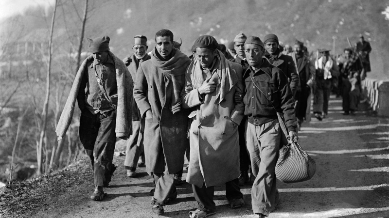 Fotografía de febrero de 1939 que muestra a combatientes republicanos que llegan a Francia tras huir de España, en los meses finales de la guerra civil. STF / AFP