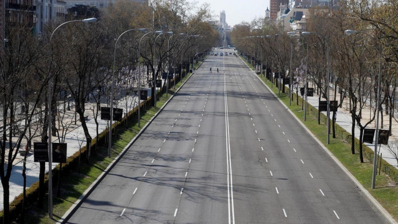 El Paseo de la Castellana, de Madrid, prácticamente vacío durante el estado de alarma. EFE/J.J. GUILLÉN
