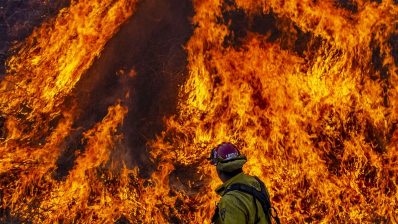 El incendio del norte de California es ya el segundo más grande de la historia tras devastar 400.000 hectáreas. / EUROPA PRESS - Terry Pierson /Orange County Regi