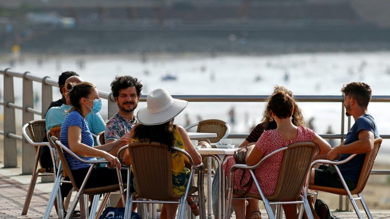 Varias personas en una terraza al lado de la playa, en Las Palmas de Gran Canaria. REUTERS/Borja Suarez