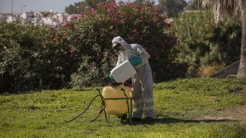 Un trabajador durante las labores de fumigación contra los mosquitos causantes del virus del Nilo en Coria del Río / María José López / EUROPA PRESS