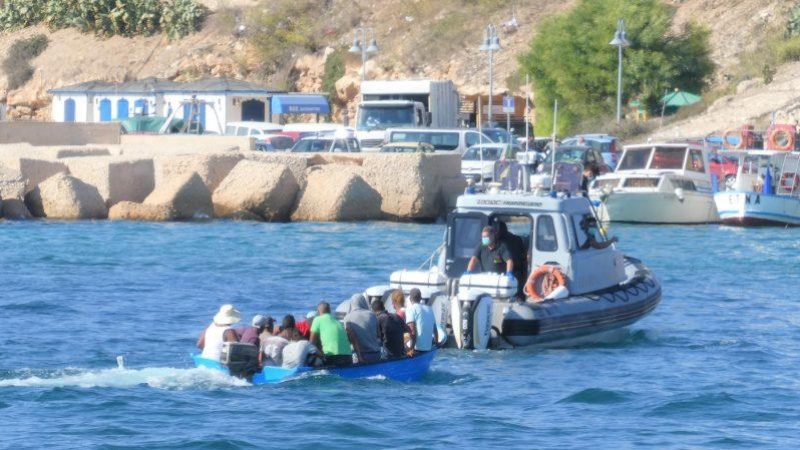 Un grupo de migrantes desembarca en Lampedusa (Italia) el 21 de agosto de 2020 / EFE/ EPA / ELIO DESIDERIO