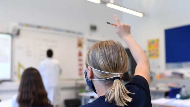 Una alumna con una mascarilla en una escuela de Francia. DANIEL LEAL-OLIVAS / AFP