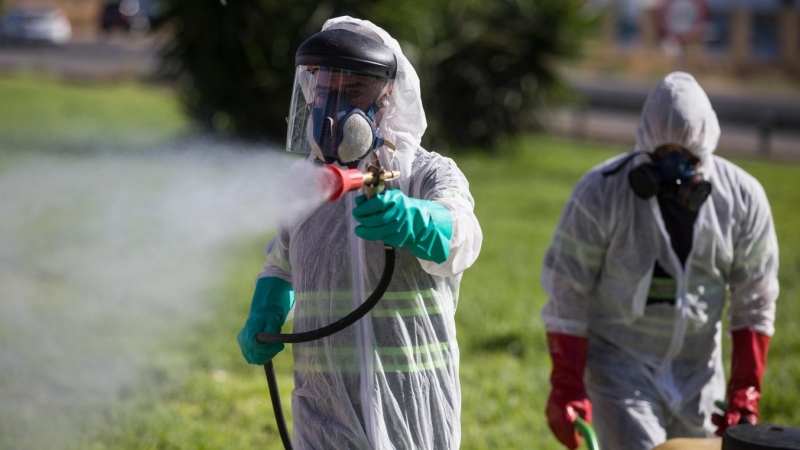 Dos trabajadores durante las labores de fumigación contra los mosquitos causantes del virus del Nilo en Coria del Río, (Sevilla). /Europa Press