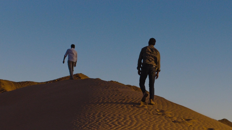 Los dos personajes principales de la película, cruzando el desierto. / Flamingo Films