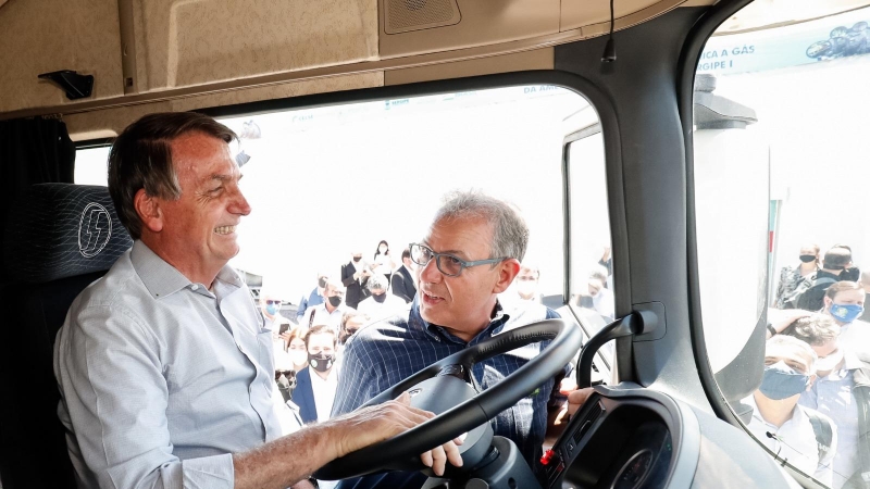 Bolsonaro y su ministro de Minas y Energía, el almirante Bento Albuquerque, probando un camión movido a gas natural. ALAN SANTOS/ PRESIDENCIA REPÚBLICA. 17/08/20.