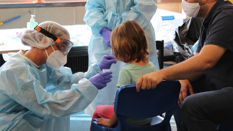 Recogida de pruebas a un menor durante los campamentos de verano. / Hospital Sant Joan de Déu