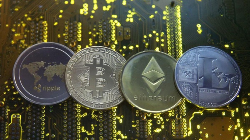 Representación de las principales monedas virtuales (Ripple, Bitcoin, Ethereum y Litecoin), sobre una placa base de PC. REUTERS / Dado Ruvic (Ilustracion)