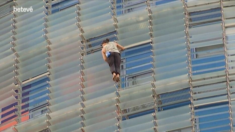 Un hombre escala la Torre Glòries sin cuerdas de seguridad y descalzo. / CAPTURA - BETEVÉ