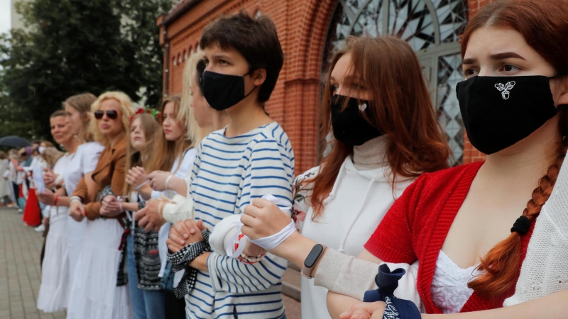 Manifestantes pacíficos en Minsk. Fuente: REUTERS.