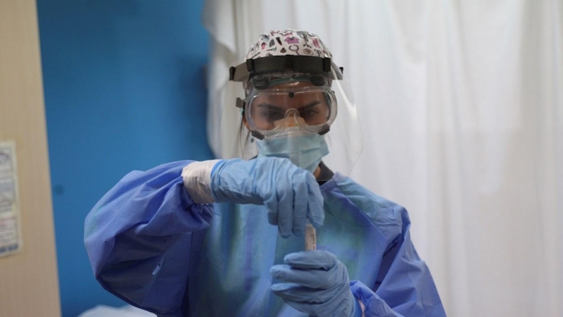 27/08/2020.- Sanitarios trabajan en el dispositivo instalado por la Comunidad de Madrid en el Centro de Especialidades El Arroyo de Fuenlabrada para la realización de pruebas PCR en población de entre 15 y 49 años, para la detección precoz de COVID-19 en