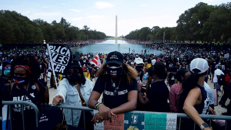 Manifestantes se reúnen cerca del Memorial a Lincoln antes del inicio de la 'Marcha del compromiso: quita la rodilla de nuestro cuello', en Washington, DC, EE. UU., 28 de agosto de 2020. /EFE / EPA / MICHAEL REYNOLDS