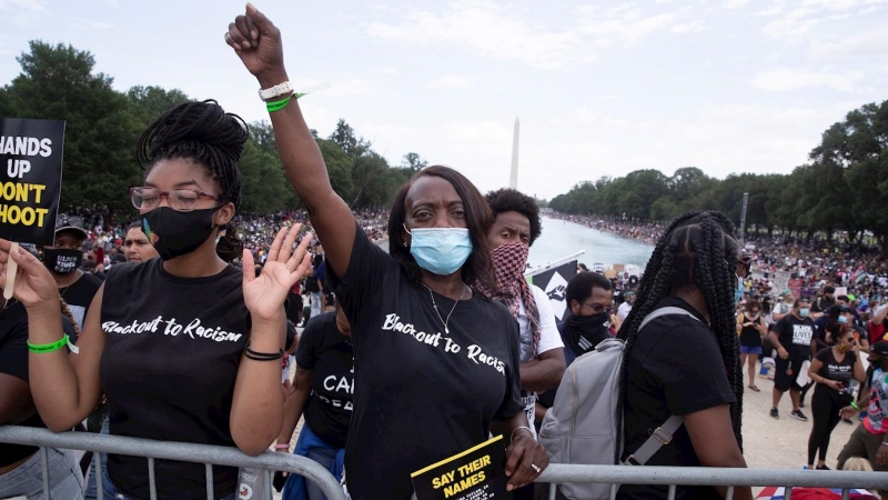Manifestantes llevan una camiseta de 'Blackout to racism' ('apagón al racismo') en referencia al hashtag #BlackOutTuestday que se hizo viral en el mes de junio en apoyo al movimiento Black Lives Matter. EFE/EPA/MICHAEL REYNOLDS
