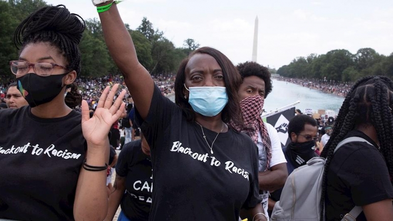 Manifestantes llevan una camiseta de 'Blackout to racism' ('apagón al racismo') en referencia al hashtag #BlackOutTuestday que se hizo viral en el mes de junio en apoyo al movimiento Black Lives Matter. EFE/EPA/MICHAEL REYNOLDS