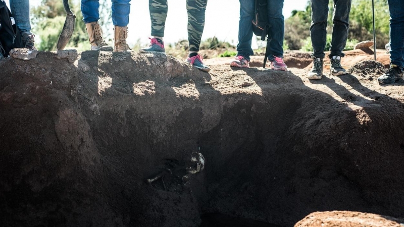 Tras un día de rastreo y búsqueda Las rastreadoras del fuerte encuentran un tesoro: los restos de un desaparecido. Octubre 2018, Los Mochis, Sinaloa (México).