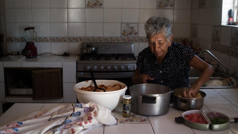 María del Refugio Ruiz Félix, una de las madres rastreadoras, cocina para el recetario. Jorge Alberto Ramos Ruíz fue desaparecido el 24 de octubre de 2013, tenía 36 años y era jornalero. Su hermana, Yesenia Liseth Torres Ramos, lo buscó y localizó el