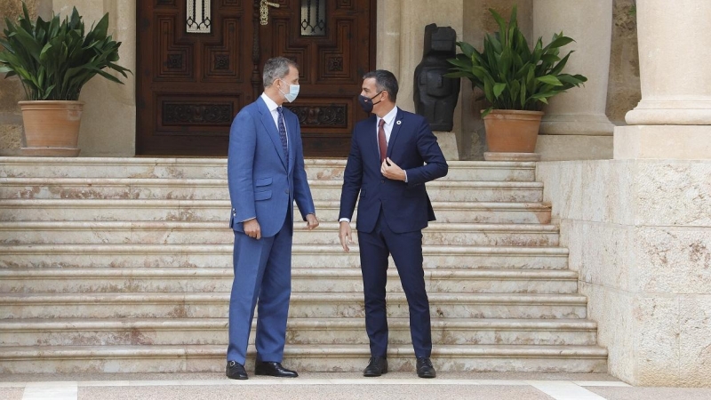 El rey Felipe VI y el presidente del Gobierno, Pedro Sánchez, en el Palacio de Marivent, en Palma, antes del habitual despacho veraniego. E.P.