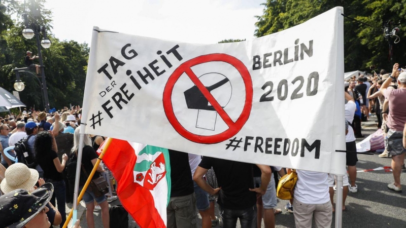 Cartel de la manifestación negacionista de Berlín / EFE