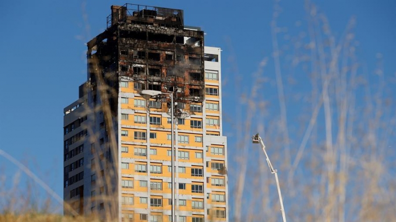 Incendio de un edificio en el barrio de Hortaleza de Madrid. / EFE