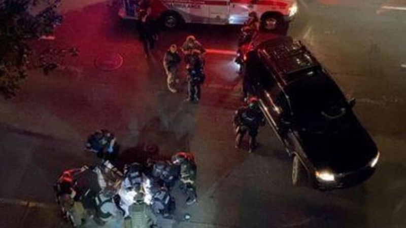 La víctima de un disparo en Portland, rodeada de médicos y policías. / REUTERS