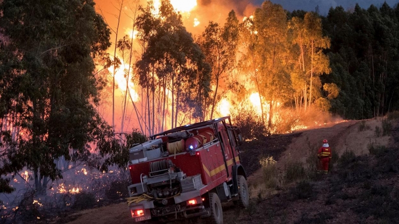 Miembros de la UME extinguen el incendio de Almonaster la Real, en Huelva. / DAVID ARJONA (EFE)
