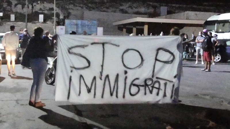 Protesta contra la llegada de migrantes a Lampedusa. / ELIO DESIDERIO (EFE)