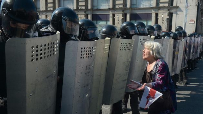 Una mujer se manifiesta frente a la policía en Minsk, Bielorrusia. EFE