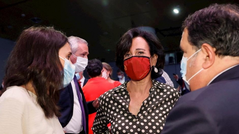 La presidenta del Banco Santander, Ana Patricia Botín (c), y la ministra de Igualdad, Irene Montero (i), antes de la conferencia del presidente del Gobierno, Pedro Sánchez. EFE/ Mariscal