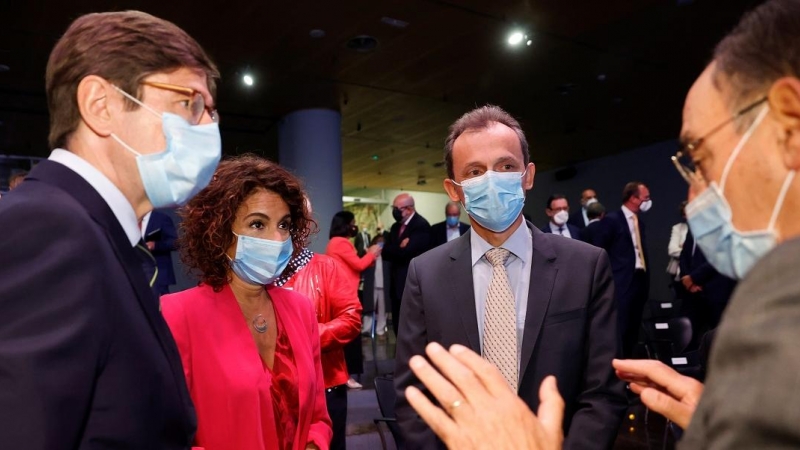 El presidente de Bankia, José Ignacio Goirigolzarri (i) junto a la ministra de Hacienda, María Jesús Montero (c) y el ministro de Ciencia, Pedro Duque (2d), con el presidente de Iberdrola, Ignacio Sánchez Galán, antes del comienzo de la conferencia del pr