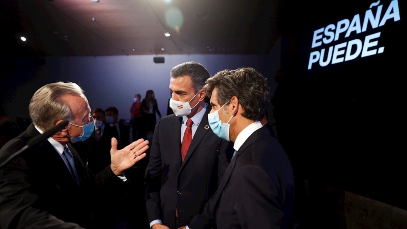 El presidente del Gobierno, Pedro Sánchez (c) conversa con el presidente de la Fundación La Caixa, Isidre Fainé (i) y el presidente de Telefónica, José María Pallete (d) tras la conferencia 'España puede. Recuperación, Transformación, Resiliencia'  en La