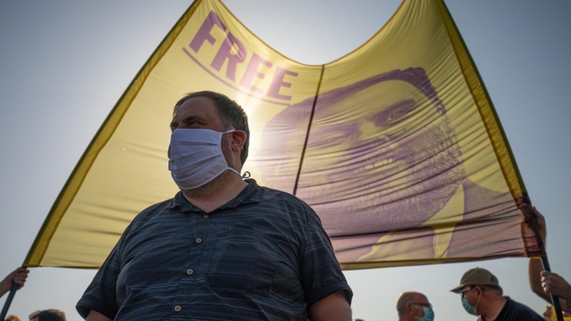 El líder de ERC, Oriol Junqueras, en la comparecencia que él hace con los otros presos del 1-O antes de su nuevo ingreso en prisión en Sant Joan de Vilatorrada, localidad próxima a la prisión de Llenoders, Barcelona. /Pau Venteo / Europa Press