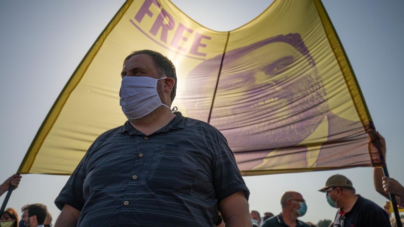 El líder de ERC, Oriol Junqueras, en la comparecencia que él hace con los otros presos del 1-O antes de su nuevo ingreso en prisión en Sant Joan de Vilatorrada, localidad próxima a la prisión de Llenoders, Barcelona. /Pau Venteo / Europa Press