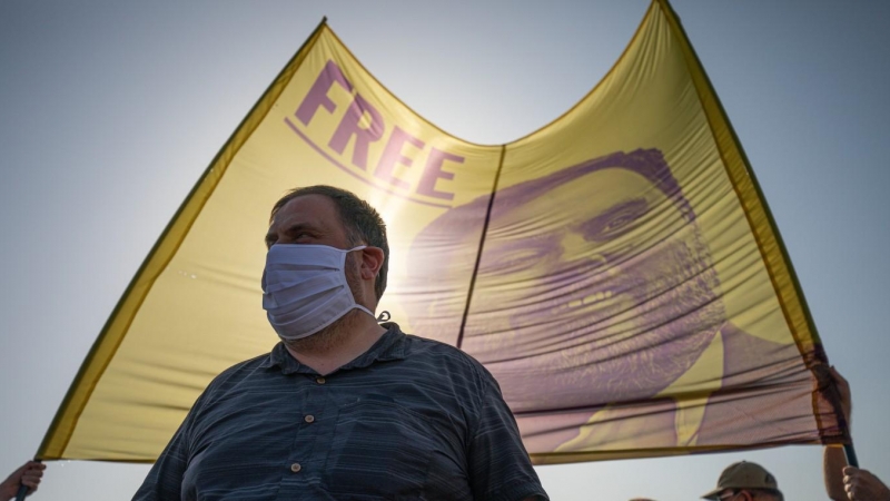 El líder de ERC, Oriol Junqueras, en la comparecencia que él hace con los otros presos del 1-O antes de su nuevo ingreso en prisión en Sant Joan de Vilatorrada, localidad próxima a la prisión de Llenoders, Barcelona. /Pau Venteo / Europa Press