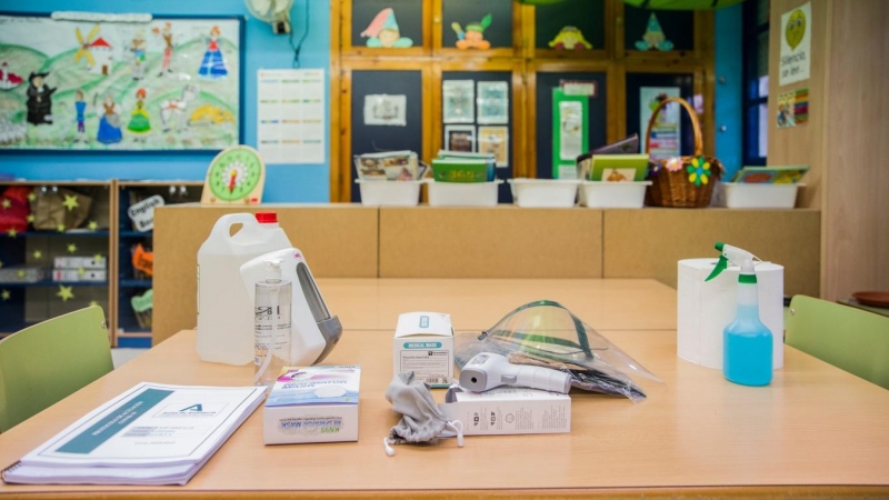 Biblioteca del CEIP Colegio Híspalis, adaptada con las nuevas medidas de seguridad para la prevención de Covid-19 en Sevilla. /María José López / Europa Press