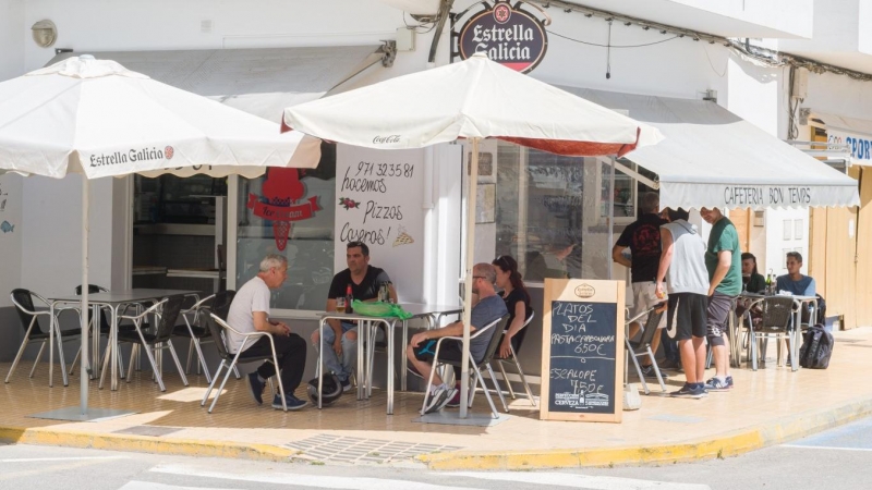 Clientes en una terraza de Formentera. /Archivo/Europa Press