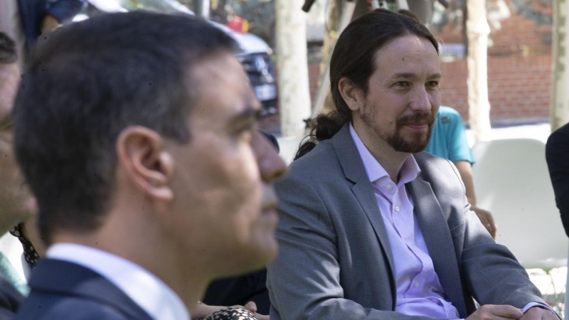 El presidente del Gobierno, Pedro Sánchez (i), y el vicepresidente segundo, Pablo Iglesias, en el acto de la firma del Pacto por la Reactivación Económica y el Empleo del Gobierno con los líderes de la CEOE, Cepyme, CC.OO. y UGT en el Palacio de la Monclo