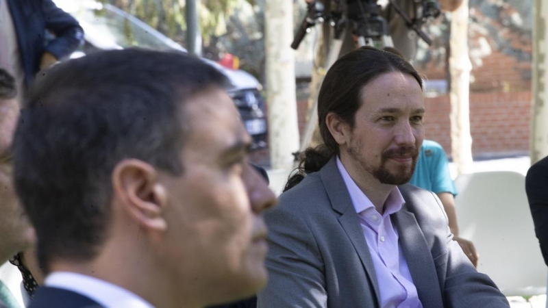 El presidente del Gobierno, Pedro Sánchez (i), y el vicepresidente segundo, Pablo Iglesias, en el acto de la firma del Pacto por la Reactivación Económica y el Empleo del Gobierno con los líderes de la CEOE, Cepyme, CC.OO. y UGT en el Palacio de la Monclo