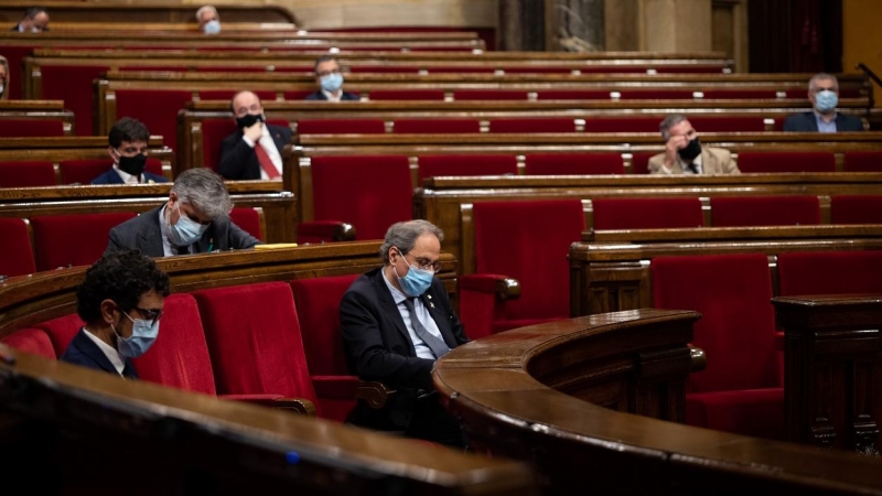 El presidente de la Generalitat, Quim Torra, en su escaño, durante un pleno extraordinario en el Parlament de Cataluña para debatir sobre 'la situación política creada por la crisis de la monarquía española' tras la marcha del rey emérito de España. E.P./