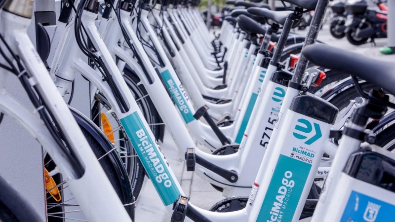 Bicicletas ancladas en Plaza de Castilla durante el día del primer reparto de la puesta en marcha de BiciMAD Go,. E.P./Ricardo Rubio