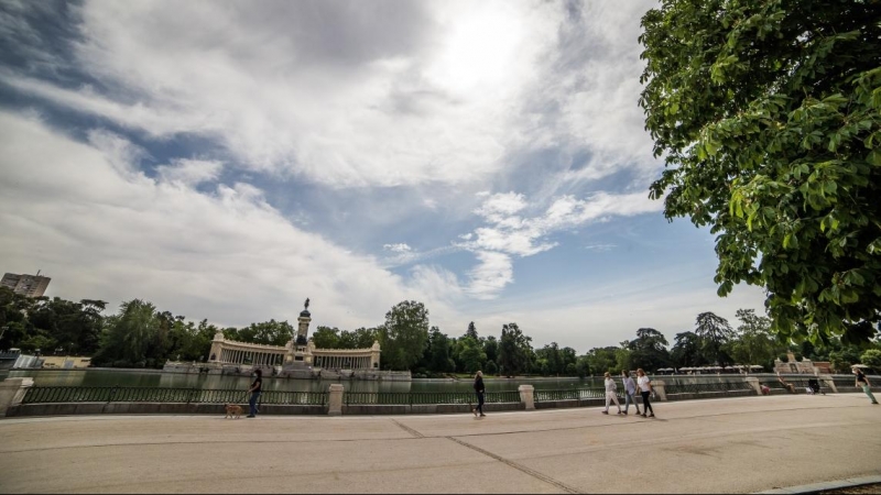 Varias personas pasean protegidas con mascarillas en el Parque de El Retiro. Joaquin Corchero / Europa Press / Archivo