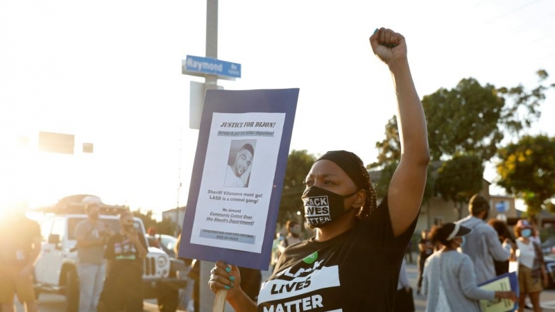 Un manifestante sostiene un cartel que dice 'Justicia para Dijon' durante una protesta contra el asesinato de Dijon Kizzee en Los Ángeles. REUTERS / Patrick T. Fallon