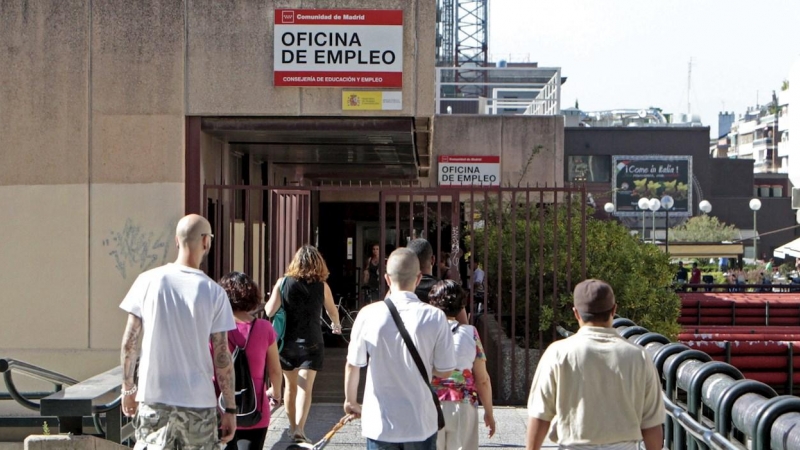 Varias personas se dirigen hacia la oficina de empleo de Azca en Madrid. EFE/J.L. Pino