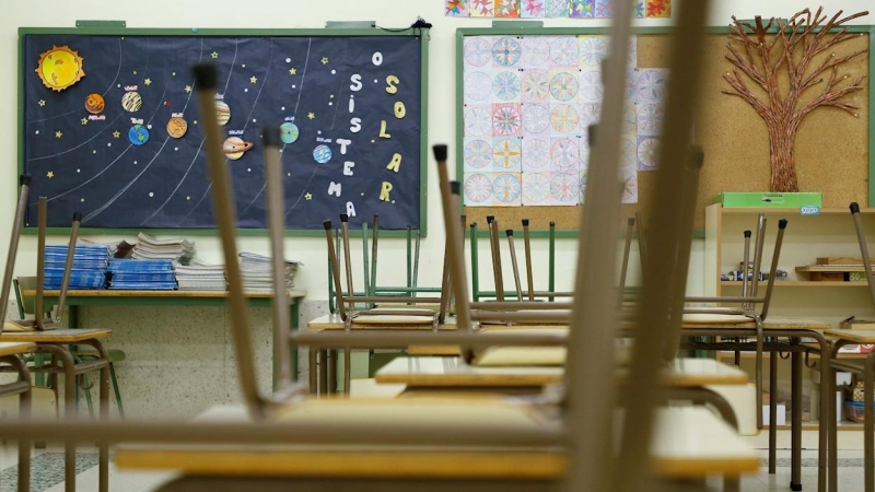 Aula vacía de un colegio público de Palas de Rei, en Lugo.EFE/Eliseo Trigo