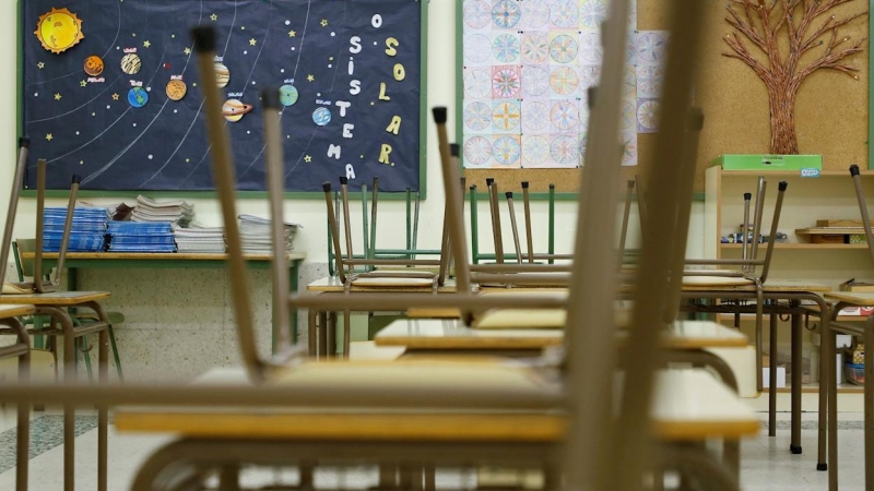 Aula vacía de un colegio público de Palas de Rei, en Lugo.EFE/Eliseo Trigo