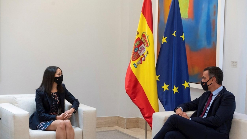 El presidente del Gobierno, Pedro Sánchez, conversa en la Moncloa con la líder de Ciudadanos, Inés Arrimadas, durante su ronda de contactos con los partidos políticos. EFE/Fernando Villar