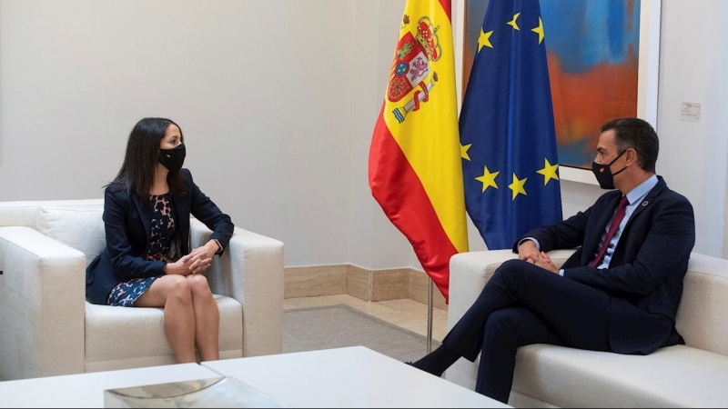 El presidente del Gobierno, Pedro Sánchez, conversa en la Moncloa con la líder de Ciudadanos, Inés Arrimadas, durante su ronda de contactos con los partidos políticos. EFE/Fernando Villar
