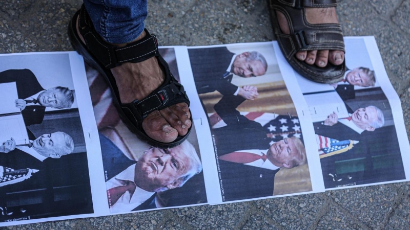 Palestinos pisan las fotos del presidente de Estados Unidos, Donald Trump, y del primer ministro israelí, Benjamin Netanyahu, durante una protesta contra el acuerdo entre los Emiratos Árabes Unidos e Israel. /Dawoud Abo Al Kas/Quds Net News via ZUMA Wire/